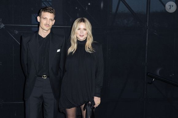 Niels Schneider et sa compagne Virginie Efira - Photocall du défilé Saint Laurent Womenswear Printemps/été 2024 dans le cadre de la Fashion week de Paris le 26 septembre 2023 à Paris. © Olivier Borde/Bestimage