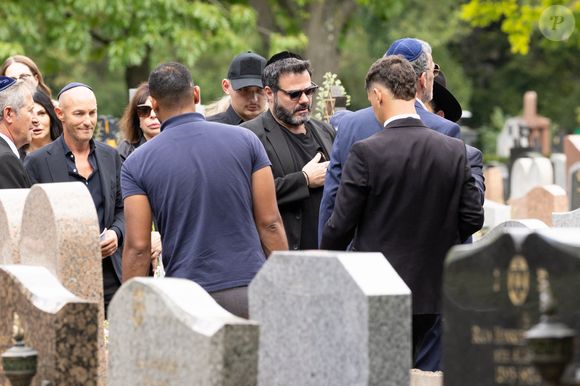 Exclusif - Zoltan Btesh Marshall, Cédric Anthony, Xavier Anthony - Obsèques de Sabine Anthony au cimetière carré juif de Pantin, le 1er août 2025.