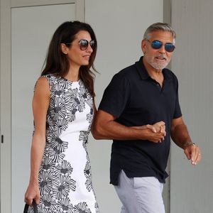 George Clooney et sa femme Amal Alamuddin à destination de l'hôtel Belmond Cipriani en bateau depuis leur arrivée par vol privé à Venise, Italie, le 29 août 2023.
©Backgrid UK/ Bestimage