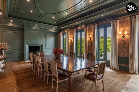 L’ancienne propriété de Ben Affleck et Jennifer Lopez à Beverly Hills s’étend sur près de deux hectares. La résidence compte 12 chambres, 24 salles de bains, une piscine à débordement, un vaste complexe sportif et un garage pouvant accueillir 12 voitures. Crédit photo : Simon Berlyn.