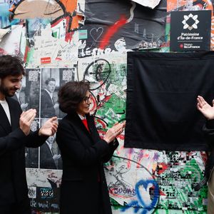 Ben Attal, Rachida Dati (ministre de la culture), Charlotte Gainsbourg lors de la cérémonie de dévoilement de la plaque "Maison des Illustres" de la Maison Gainsbourg à Paris, France, le 2 avril 2024. © Christophe Clovis/Bestimage