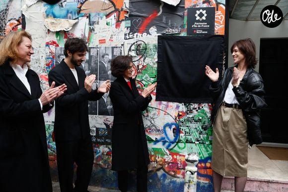 Ben Attal, Rachida Dati (ministre de la culture), Charlotte Gainsbourg lors de la cérémonie de dévoilement de la plaque "Maison des Illustres" de la Maison Gainsbourg à Paris, France, le 2 avril 2024. © Christophe Clovis/Bestimage