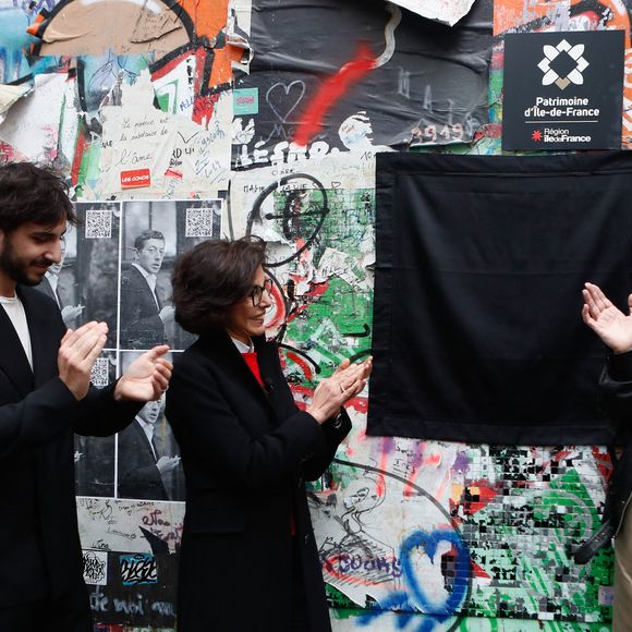 Ben Attal, Rachida Dati (ministre de la culture), Charlotte Gainsbourg lors de la cérémonie de dévoilement de la plaque "Maison des Illustres" de la Maison Gainsbourg à Paris, France, le 2 avril 2024. © Christophe Clovis/Bestimage