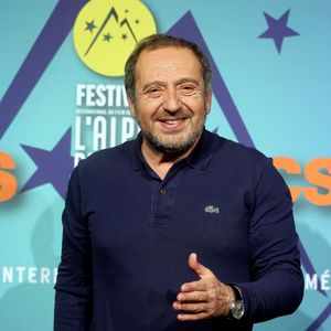 Avec ce nouveau projet, il ne s’est pas contenté de créer un simple rendez-vous culturel : il a façonné un événement profondément personnel, à son image, qu’il a baptisé "Seuls en scène"

Patrick Timsit - Photocall lors de la 26ème édition du festival international du film de comédie de l'Alpe d'Huez le 17 janvier 2023.
© Dominique Jacovides / Bestimage