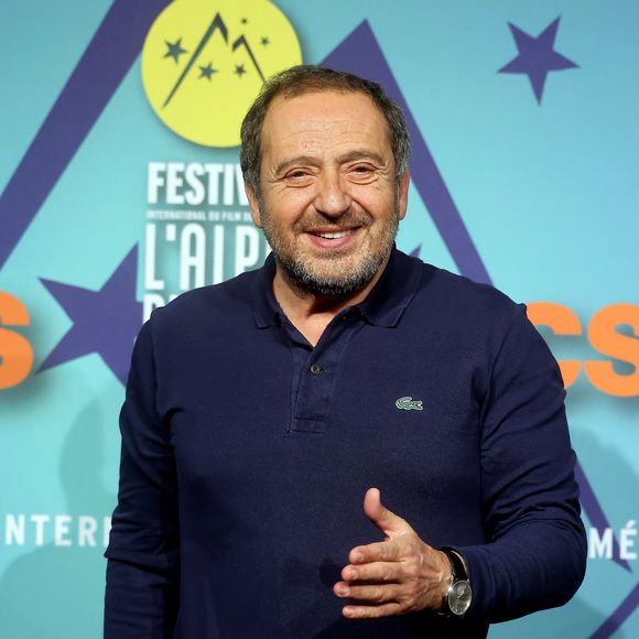 Avec ce nouveau projet, il ne s’est pas contenté de créer un simple rendez-vous culturel : il a façonné un événement profondément personnel, à son image, qu’il a baptisé "Seuls en scène"

Patrick Timsit - Photocall lors de la 26ème édition du festival international du film de comédie de l'Alpe d'Huez le 17 janvier 2023.
© Dominique Jacovides / Bestimage