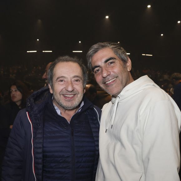 Le chanteur affirme que Murielle l’inspire et l’aide à conserver sa jeunesse.

Patrick Timsit, Ary Abittan au concert d’Enrico Macias pour sa tournée La Fête Continue ! dans la salle de spectacle Le Dôme de Paris - Palais des Sports à Paris, France, le 15 mars 2025. © Jack Tribeca/Bestimage