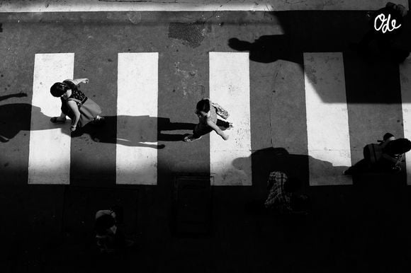 Dans un quotidien souvent marqué par l’anonymat, ce geste rappelle l’importance des liens humains et de la bienveillance.

13on / Unsplash