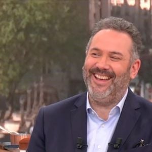 La chaîne l’avait annoncé la veille sur ses réseaux sociaux sans donner plus d'explications.
Bruce Toussaint dans "Bonjour !", la matinale de TF1, le 24 avril 2026, jour de sa dernière apparition à l'antenne
Capture d'écran TF1