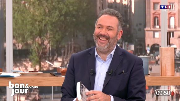 La chaîne l’avait annoncé la veille sur ses réseaux sociaux sans donner plus d'explications.

Bruce Toussaint dans "Bonjour !", la matinale de TF1, le 24 avril 2026, jour de sa dernière apparition à l'antenne

Capture d'écran TF1