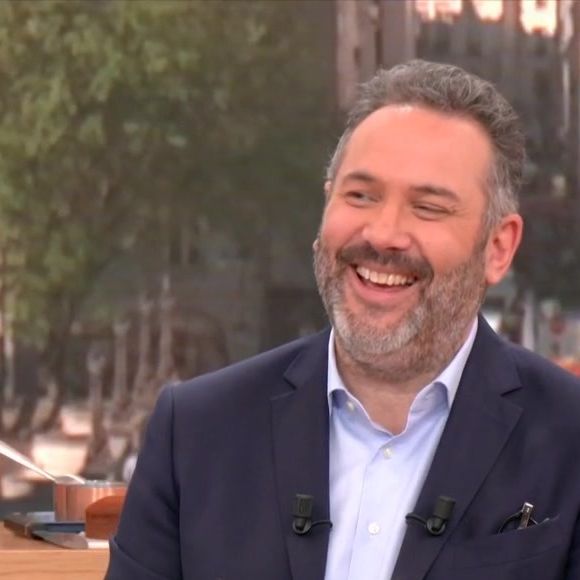 La chaîne l’avait annoncé la veille sur ses réseaux sociaux sans donner plus d'explications.

Bruce Toussaint dans "Bonjour !", la matinale de TF1, le 24 avril 2026, jour de sa dernière apparition à l'antenne

Capture d'écran TF1