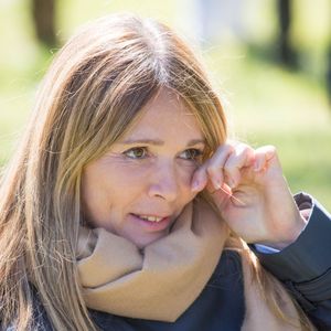Exclusif - Hélène Rolles - Reprise du tournage de la série "Les Mystères de l'amour" à Cergy-Pontoise (Val d'Oise) après 2 mois d'arrêt dû au confinement en pleine épidémie de Coronavirus Covid-19 le 14 mai 2020. AGENCE / BESTIMAGE