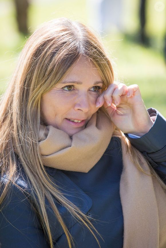 Exclusif - Hélène Rolles - Reprise du tournage de la série "Les Mystères de l'amour" à Cergy-Pontoise (Val d'Oise) après 2 mois d'arrêt dû au confinement en pleine épidémie de Coronavirus Covid-19 le 14 mai 2020. AGENCE / BESTIMAGE