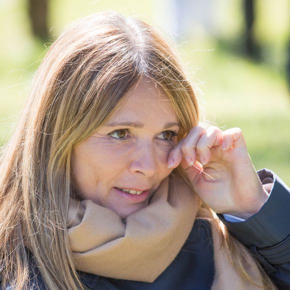 Exclusif - Hélène Rolles - Reprise du tournage de la série "Les Mystères de l'amour" à Cergy-Pontoise (Val d'Oise) après 2 mois d'arrêt dû au confinement en pleine épidémie de Coronavirus Covid-19 le 14 mai 2020. AGENCE / BESTIMAGE