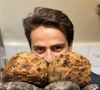 À la carte, les classiques français côtoient des créations plus contemporaines, comme le maigre au beurre blanc miso à 27 euros ou la tête de veau croustillante à 16 euros.

Jean-Baptiste Ascione, ancien Top Chef.