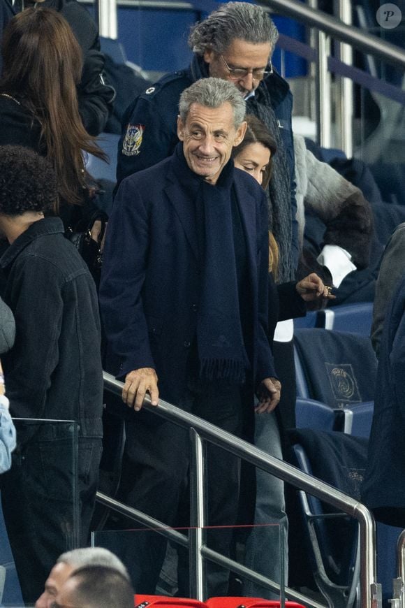 Ses sorties publiques, comme ses joggings et sa présence au Parc des Princes, montrent également qu'il a continué à mener le même quotidien malgré le verdict

Nicolas Sarkozy dans les tribunes lors du match de Ligue 1 McDonald's "PSG - Auxerre (2-0)" au Parc des Princes à Paris, le 27 septembre 2025.
© Cyril Moreau/Bestimage