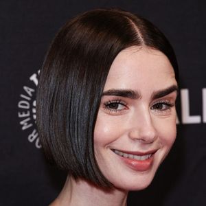 Lily Collins au théâtre Dolby le 10 avril 2026. 
Backgrid USA / Bestimage