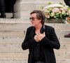 Très touché, Thomas Dutronc a réagi estimant qu'il était reconnaissance de ce très bel hommage.
Thomas Dutronc, la main sur le coeur en guise de remerciement envers la foule d'admirateurs venue nombreuse pour rendre un dernier hommage à sa mère - Sortie des obsèques de l'auteure-compositrice-interprète et actrice française Françoise Hardy au crématorium du cimetière du Père-Lachaise à Paris, France, le 20 juin 2024. © Jacovides-Moreau/Bestimage