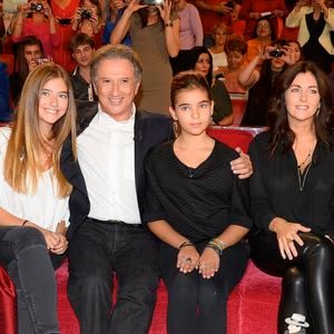 Malgré sa séparation avec Cristiana Reali, Francis Huster est resté très proche de ses enfants.
Nicole Croisille, Elisa Huster, Michel Drucker, Toscane Huster, Cristiana Reali et Francis Huster - Enregistrement de l' émission "Vivement Dimanche" à Paris le 24 septembre 2014.