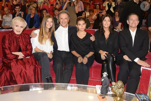 Malgré sa séparation avec Cristiana Reali, Francis Huster est resté très proche de ses enfants.

Nicole Croisille, Elisa Huster, Michel Drucker, Toscane Huster, Cristiana Reali et Francis Huster - Enregistrement de l' émission "Vivement Dimanche" à Paris le 24 septembre 2014.