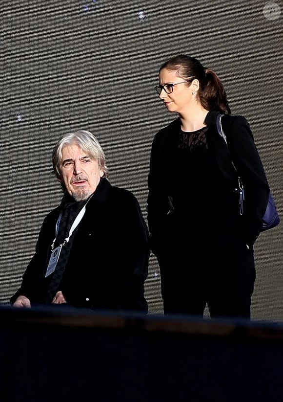 “C'est la première fois. J'ai vécu un peu avec Michèle (sa deuxième épouse qui est décédée en 2016 d'un AVC) mais je partais tout le temps. On a passé une vie où on vivait quand même ensemble quand je revenais, mais je revenais peu."

Serge Lama et sa compagne Luana Santonino - Le président de la République française et sa femme la Première Dame assistent au concert en hommage à Charles Aznavour sur la place de la Répulique à Erevan, Arménie, le 11 octobre 2018. © Dominique Jacovides/Bestimage
