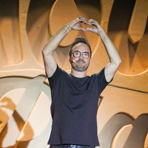 Quinze ans après leur rencontre, Jarry continue de sillonner la France avec son spectacle "Bonhomme".

Exclusif - Jarry - Premier jour de l'enregistrement de l'émission "L'humour à la plage" pour le 1er festival de Juan les Pins à la pinède Gould le 4 juillet 2024.

© JR Santini / Bruno Bebert / Bestimage