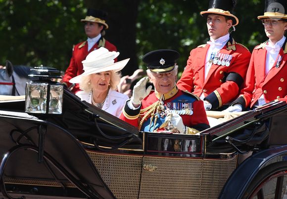 Le roi Charles III d'Angleterre et Camilla Parker Bowles, reine consort d'Angleterre, - Les membres de la famille royale britannique arrivent à Buckingham Palace pour la cérémonie Trooping the Colour à Londres, le 14 juin 2025. Affecté par le crash du Boeing 787 Dreamliner à Ahmedabad du 12 juin, le souverain et les officiels porteront un brassard noir en hommage aux plus de 270 victimes. Bon nombre d'elles étaient des ressortissants britanniques.
© Goff Inf / Bestimage