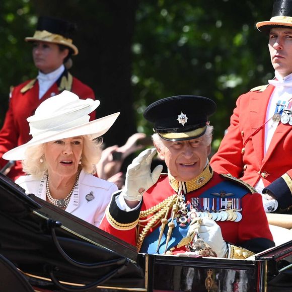 Le roi Charles III d'Angleterre et Camilla Parker Bowles, reine consort d'Angleterre, - Les membres de la famille royale britannique arrivent à Buckingham Palace pour la cérémonie Trooping the Colour à Londres, le 14 juin 2025. Affecté par le crash du Boeing 787 Dreamliner à Ahmedabad du 12 juin, le souverain et les officiels porteront un brassard noir en hommage aux plus de 270 victimes. Bon nombre d'elles étaient des ressortissants britanniques.
© Goff Inf / Bestimage