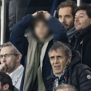 Lui qui a un fils plus jeune que l'enfant de sa fille
Fabrice Santoro, Julien Clerc et son fils Leonard, Charles Villeneuve - People dans les tribunes lors du match de ligue des champions entre le PSG et l'AC Milan au Parc des Princes à Paris le 25 octobre 2023. © Cyril Moreau/Bestimage