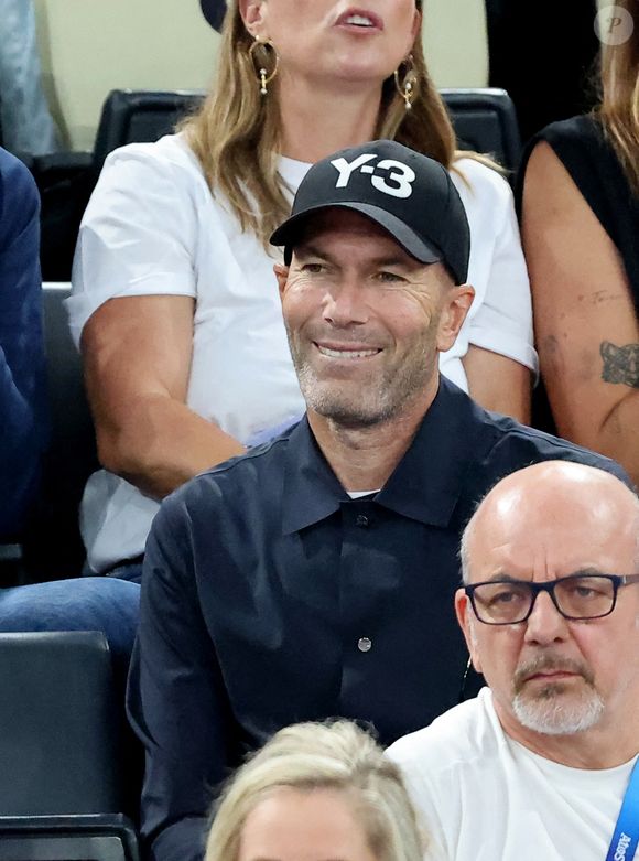 Zinedine Zidane - Les célébrités en tribunes pendant l'épreuve de basketball de Demi-Finale opposant la France à l'Allemagne lors des Jeux Olympiques de Paris 2024 (JO) à l'Arena Bercy, à Paris, France, le 8 août 2024. © Jacovides-Perusseau/Bestimage