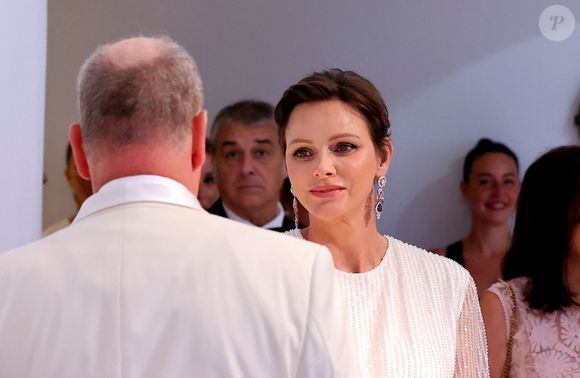 Le prince Albert II de Monaco et la princesse Charlène de Monaco lors du 74ème Gala de la Croix-Rouge Monégasque, qui se tient dans la mythique Salle des Etoiles du Sporting Monte-Carlo à Monaco. Cette année l'ambassadeur du gala n'est autre que la rock star internationale Robbie Wiliams. En cette occasion Robbie Williams a donné un concert exclusif à la Salle des Etoiles. Monaco, le 29 juillet 2023. © Dominique Jacovides/Bestimage