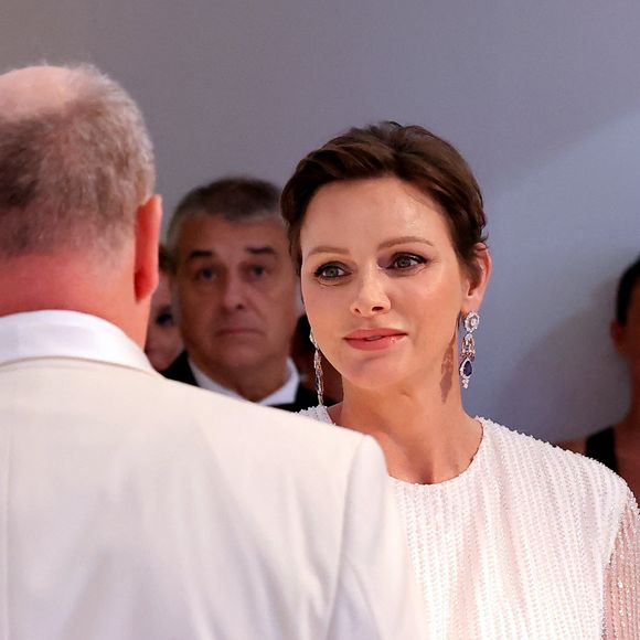 Le prince Albert II de Monaco et la princesse Charlène de Monaco lors du 74ème Gala de la Croix-Rouge Monégasque, qui se tient dans la mythique Salle des Etoiles du Sporting Monte-Carlo à Monaco. Cette année l'ambassadeur du gala n'est autre que la rock star internationale Robbie Wiliams. En cette occasion Robbie Williams a donné un concert exclusif à la Salle des Etoiles. Monaco, le 29 juillet 2023. © Dominique Jacovides/Bestimage