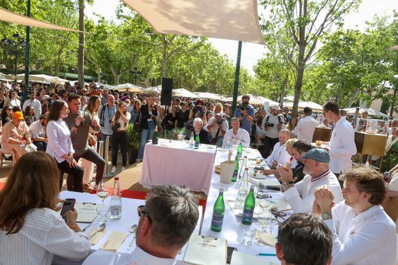 Les Chefs à Saint-Tropez fêtent les producteurs 2025 - Inauguration de la 5e édition,  les Chefs et les producteurs se retrouvent sur la place des Lices à Saint-Tropez, le 3 mai 2025. Le chef Pâtissier Cédric Grolet Président du Jury du concours de Patisserie - La Tropezienne. Le Jury : Albert Dufréne, Yann Couvreur, Brandon Dehan, Mercotte, Cédric Grolet - President - Philippe Etchebest, Maxime Frédéric, Jérôme de Oliveira, Sébastien Bouillet et Julie Mathieu. ©Jean-Marc Lhomer / Bestimage.