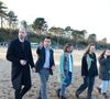 Cette sortie était importante pour le prince William.

Le prince de Galles  se promène sur la plage de Colwyn Bay, dans le nord du Pays de Galles, avec des membres du Youth Ocean Network de la Marine Conservation Society qui ont participé au projet Hiraeth Yn Y Mor, qui s'est achevé en mars 2025, afin d'écouter ce qu'ils ont appris grâce à leur travail sur le projet et l'importance de la connaissance des océans et du temps passé au bord de la mer pour le bien-être mental. Photo par PA Photo/ Bestimage