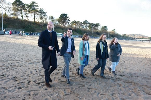 Cette sortie était importante pour le prince William.

Le prince de Galles  se promène sur la plage de Colwyn Bay, dans le nord du Pays de Galles, avec des membres du Youth Ocean Network de la Marine Conservation Society qui ont participé au projet Hiraeth Yn Y Mor, qui s'est achevé en mars 2025, afin d'écouter ce qu'ils ont appris grâce à leur travail sur le projet et l'importance de la connaissance des océans et du temps passé au bord de la mer pour le bien-être mental. Photo par PA Photo/ Bestimage