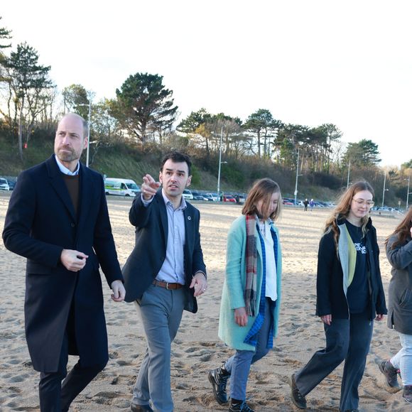 Cette sortie était importante pour le prince William.

Le prince de Galles  se promène sur la plage de Colwyn Bay, dans le nord du Pays de Galles, avec des membres du Youth Ocean Network de la Marine Conservation Society qui ont participé au projet Hiraeth Yn Y Mor, qui s'est achevé en mars 2025, afin d'écouter ce qu'ils ont appris grâce à leur travail sur le projet et l'importance de la connaissance des océans et du temps passé au bord de la mer pour le bien-être mental. Photo par PA Photo/ Bestimage
