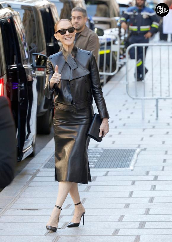 Céline Dion salue ses fans à la sortie de l’hôtel Royal Monceau à Paris avant de rejoindre La Plenitude Arena de Paris La Défense pour poursuivre sa série de concerts le 14 octobre 2026. © Christophe Aubert/Bestimage