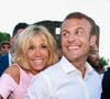 Elle a fêté ses 72 ans en avril dernier. Et pourtant, elle semble bien en avoir dix de moins.
Le Président de la République Emmanuel Macron et sa femme la Première Dame Brigitte Macron (Trogneux) ont participé à un pot de l'amitié suivi d'un bain de foule sur la place centrale du village de Bormes-les-Mimosas © Jacovides/Moreau/Bestimage