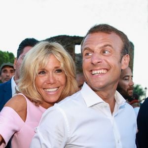 Elle a fêté ses 72 ans en avril dernier. Et pourtant, elle semble bien en avoir dix de moins. 

Le Président de la République Emmanuel Macron et sa femme la Première Dame Brigitte Macron (Trogneux) ont participé à un pot de l'amitié suivi d'un bain de foule sur la place centrale du village de Bormes-les-Mimosas © Jacovides/Moreau/Bestimage