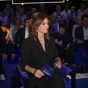 Mais avant de trouver sa place, elle a dû faire face à de nombreuses remarques sur son physique. Invitée du podcast Blissim il y a quelques jours, elle est revenue avec beaucoup de franchise sur cette période qui l'a profondément marquée.

Exclusif - Faustine Bollaert lors de l'enregistrement de l'émission "La Boîte à secrets", présentée par F.Bollaert et diffusée le 10 octobre 2025 sur France 3, dans les studios du Lendit à Saint-Denis, Seine Saint-Denis, France, le 22 septembre 2025. © Jack Tribeca/Bestimage