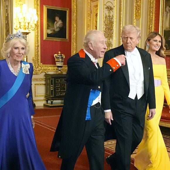 Ses bijoux comprenaient la tiare de saphirs belge, des bracelets Cartier et le collier Greville.

Donald J. Trump (président des Etats-Unis) et la Première dame Melania Trump, le roi Charles III d'Angleterre et Camilla Parker Bowles, reine consort d'Angleterre, le prince William, prince de Galles, et Catherine (Kate) Middleton, princesse de Galles, lors du banquet d'Etat au chateau de Windsor en l'honneur de la visite officielle de président Donald Trump et de la Première dame Melania au Royaume-Uni, 17 septembre 2025
© PA Photo/ Bestimage
