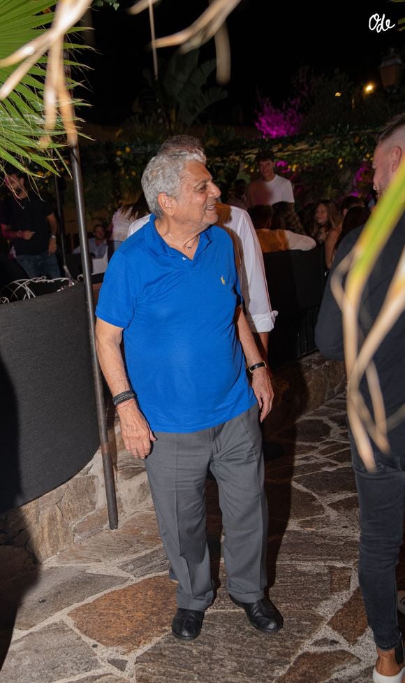 il a dû s'en séparer.

Exclusif - Enrico Macias - People au VIP Room à Saint-Tropez le 6 août 2022. © Hippolyte Hamonet / Bestimage