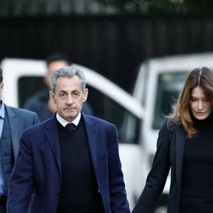 Nicolas Sarkozy, accompagné de sa femme Carla Bruni, sort de son domicile pour être incarcéré à la prison de La Santé à Paris le 21 octobre 2025. © Moreau / Jacovides / Bestimage
