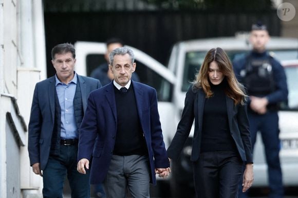 Nicolas Sarkozy, accompagné de sa femme Carla Bruni, sort de son domicile pour être incarcéré à la prison de La Santé à Paris le 21 octobre 2025. © Moreau / Jacovides / Bestimage