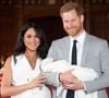 Ils reviennent ainsi s'installer en Angleterre avec leurs enfants

Le prince Harry et Meghan Markle, duc et duchesse de Sussex, présentent leur fils Archie Harrison Mountbatten-Windsor dans le hall St George au château de Windsor le 8 mai 2019. 
Crédit : AGENCE / BESTIMAGE