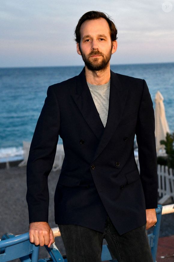Exclusif - Le comédien Benjamin Lavernhe sur la Promenade des Anglais à Nice, le 3 octobre 2023, durant la deuxième journée de la 5ème édition du festival Cinéroman pour le film "L’Abbé Pierre – Une vie de combats" réalisé par Frédéric Tellier. © Bruno Bebert / Bestimage