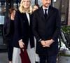 Après le scandale autour du fils de la princesse Mette-Marit de Norvège accusé de viol et de violences sexuelles, voilà que la santé de l'épouse du prince Haakon continue de flancher. 

Le prince Haakon de Norvège et la princesse Mette-Marit de Norvège visitent le centre d'hébergement et de soins "Risenga boog somringssenter" à Asker, le 17 décembre 2024. ©Dana Press / Bestimage