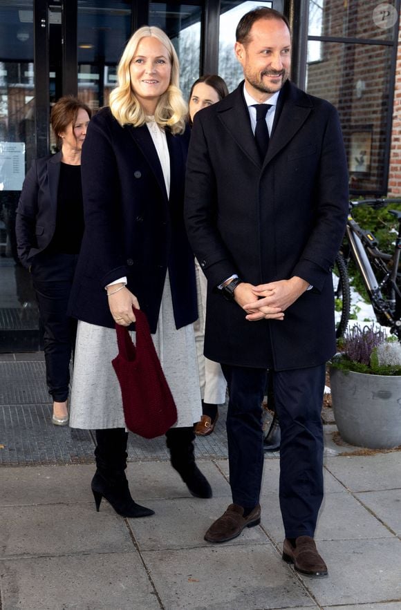 Après le scandale autour du fils de la princesse Mette-Marit de Norvège accusé de viol et de violences sexuelles, voilà que la santé de l'épouse du prince Haakon continue de flancher. 

Le prince Haakon de Norvège et la princesse Mette-Marit de Norvège visitent le centre d'hébergement et de soins "Risenga boog somringssenter" à Asker, le 17 décembre 2024. ©Dana Press / Bestimage