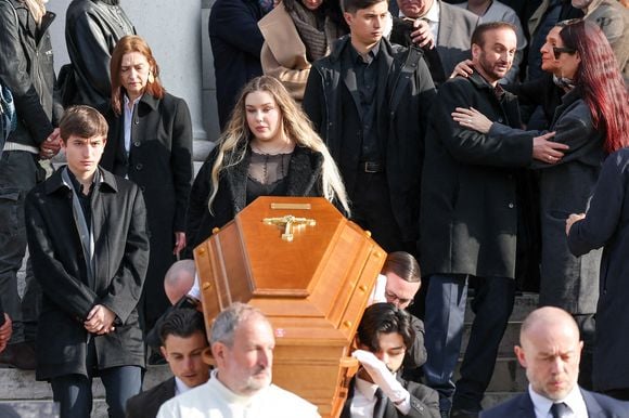 Maël Ferracci, Milla Savarese, la fille de la défunte, Enzo Ferracci, et le veuf Michel Ferracci à la sortie des obsèques d'Emilie Dequenne au cimetière Père Lachaise à Paris, France, le 26 mars 2025. © Cyril Moreau/Bestimage