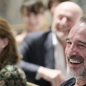 Jean Dujardin et sa femme Nathalie Péchalat (nouvelle présidente de l'association "Premiers de Cordée") - Dîner de charité Breitling à la Samaritaine pour l'association "Premiers de Cordée" à Paris le 4 avril 2024. Rachid Bellak/Bestimage