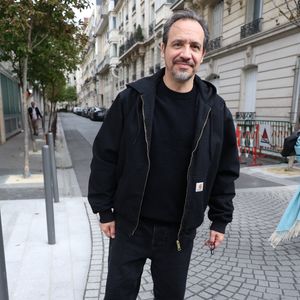 Exclusif - Alexandre Astier à la sortie des studios de RTL à Neuilly-sur-Seine, le 16 octobre 2025. 
© Agence / Bestimage